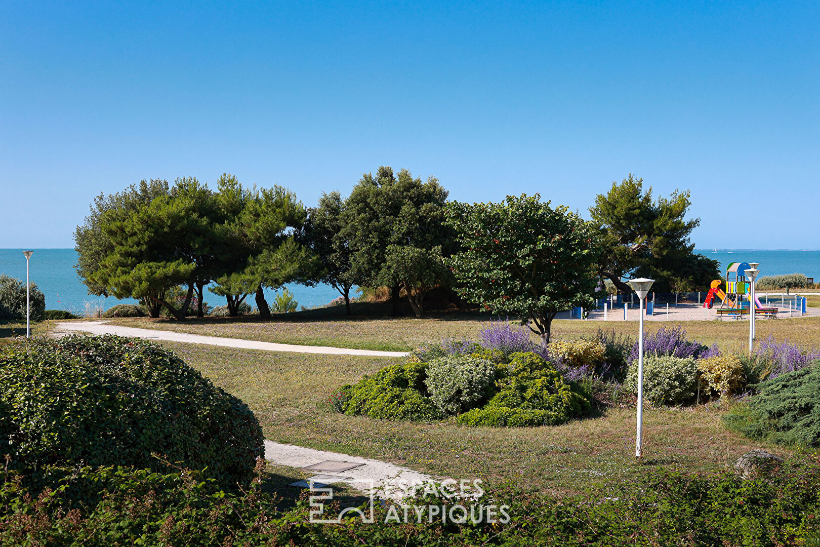 Rare pied-à-terre with sea view