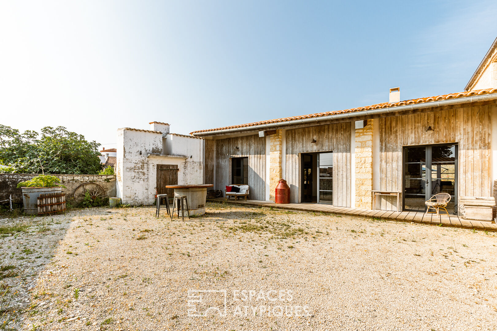 Elégante métamorphose pour cet ancien chai