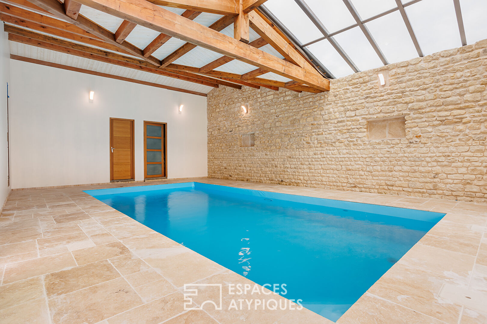 Exceptional Rétaise with its indoor swimming pool