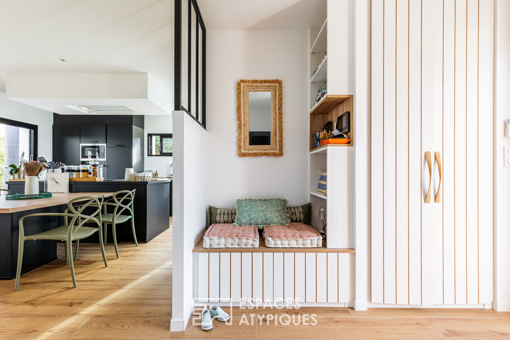 Contemporary hideaway between beaches and countryside
