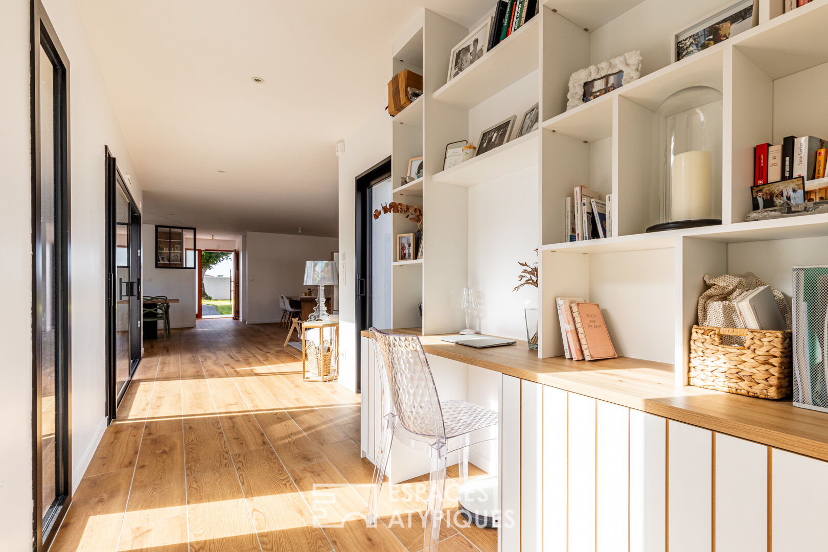 Contemporary hideaway between beaches and countryside