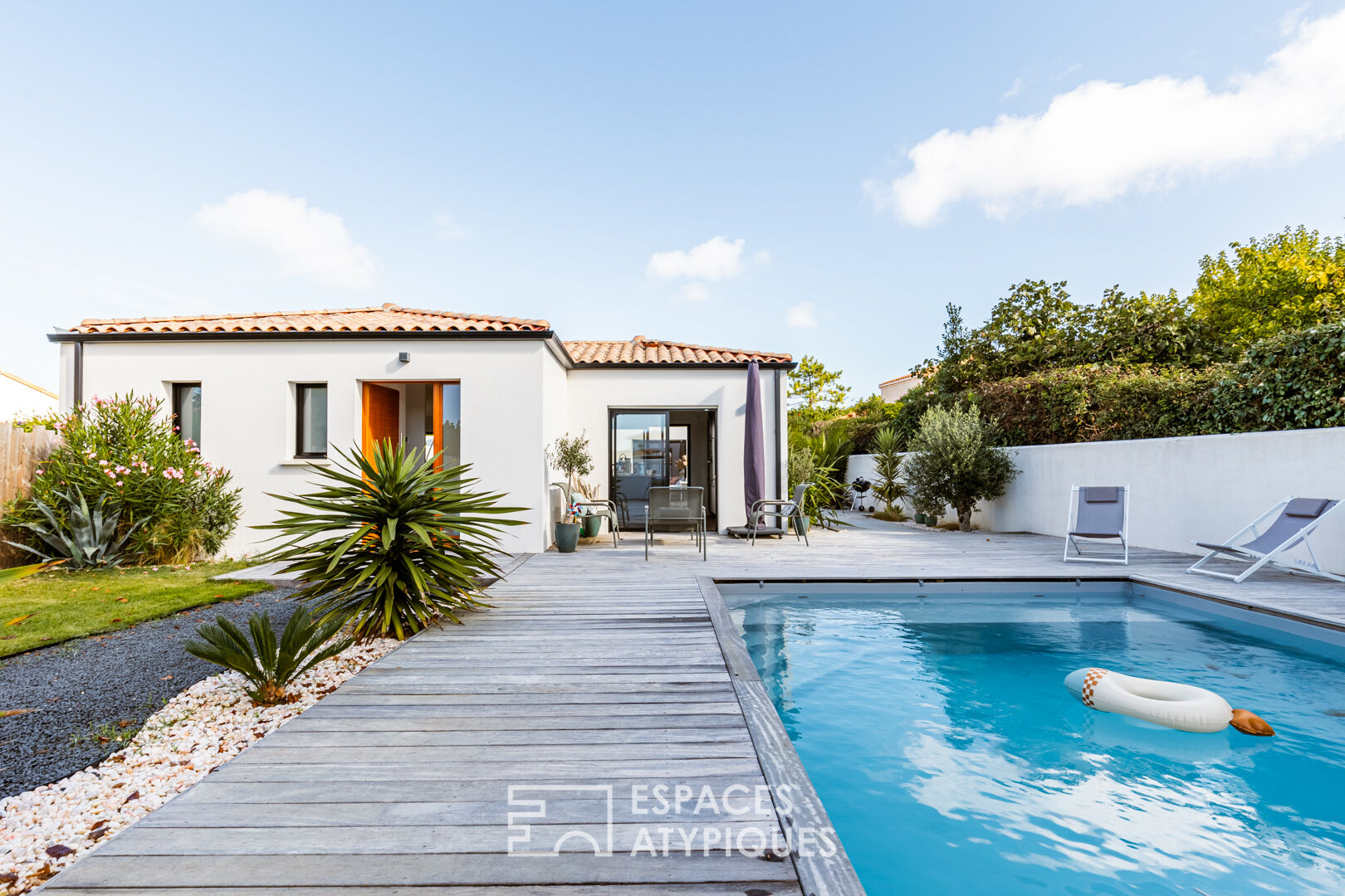 Contemporary hideaway between beaches and countryside