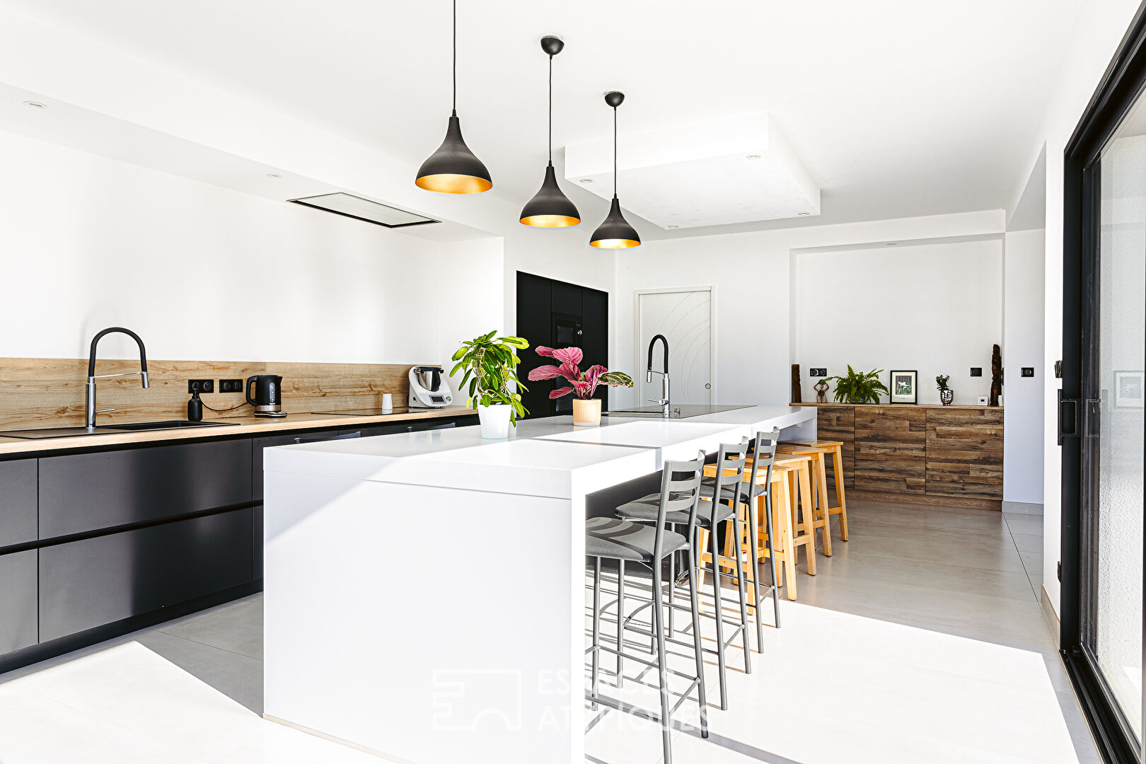 Beautiful contemporary in the heart of the city