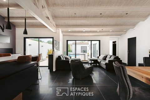 Contemporary Rhétaise between forest and beach