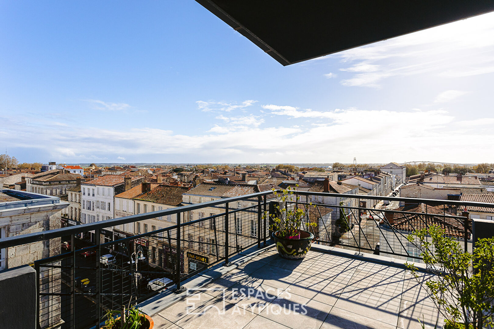 Exceptional apartment with terrace and rooftop in Rochefort