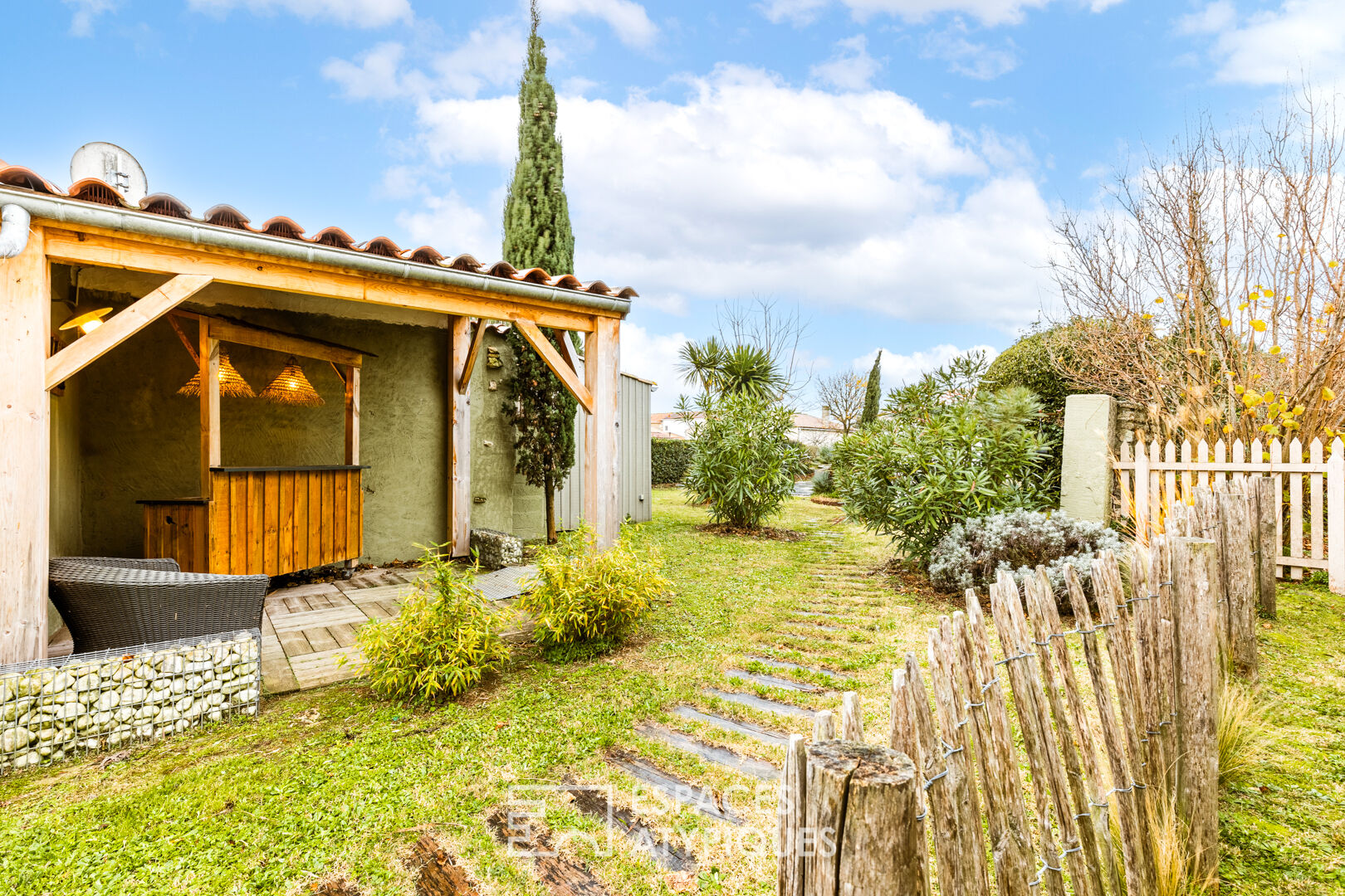 Contemporary and its cellar in a green setting