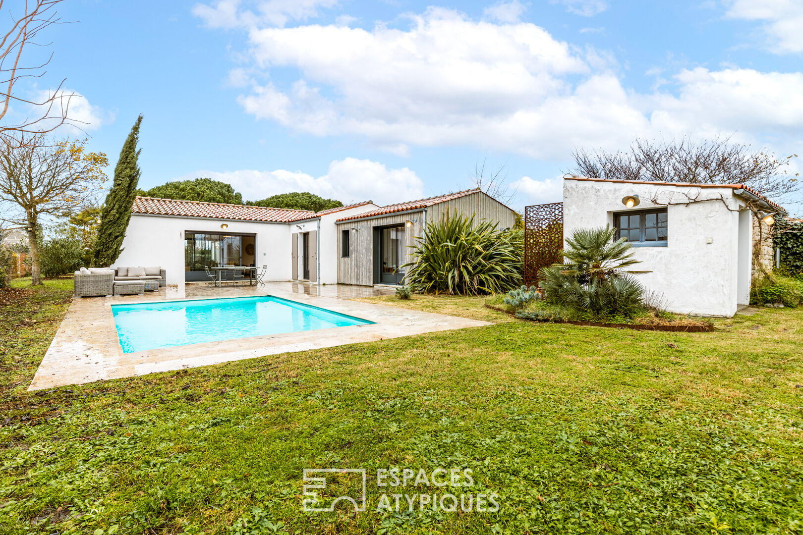 Contemporary and its cellar in a green setting