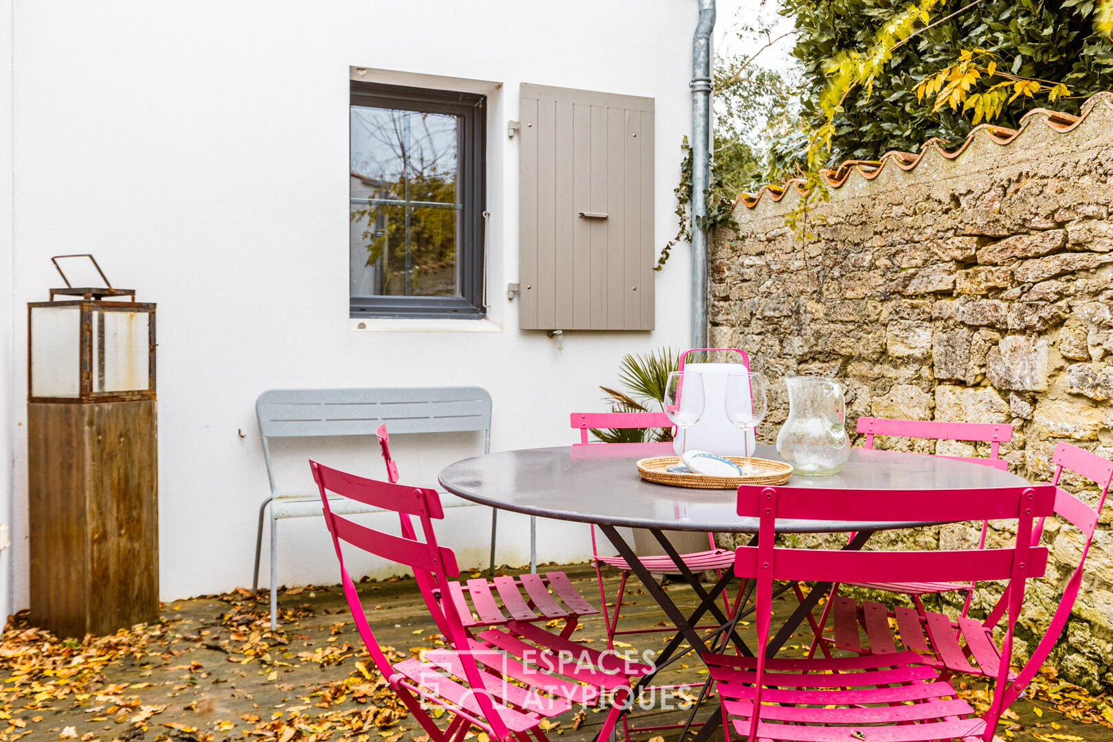 Contemporaine et son chai dans un écrin de verdure