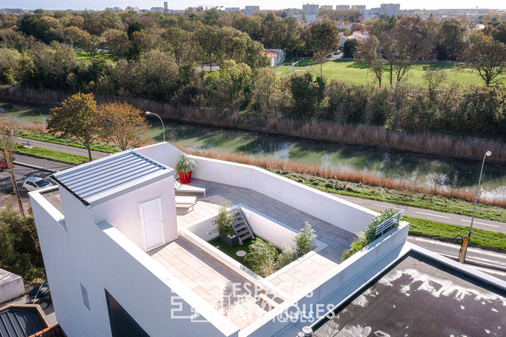 Triplex apartment with view of the Rompsay canal
