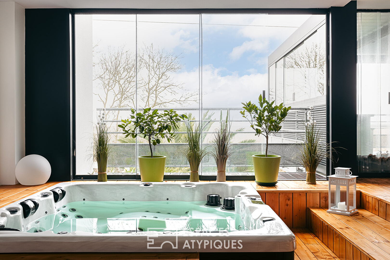 Contemporaine perchée aux prestations atypiques