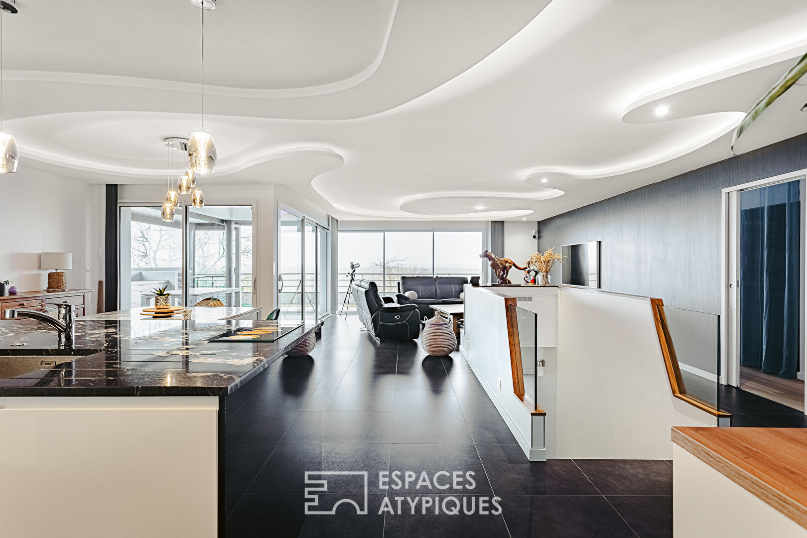 Contemporaine perchée aux prestations atypiques