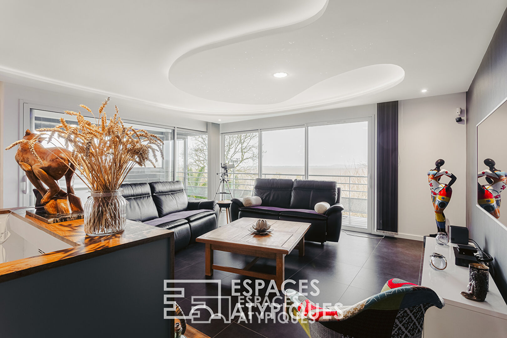 Contemporaine perchée aux prestations atypiques