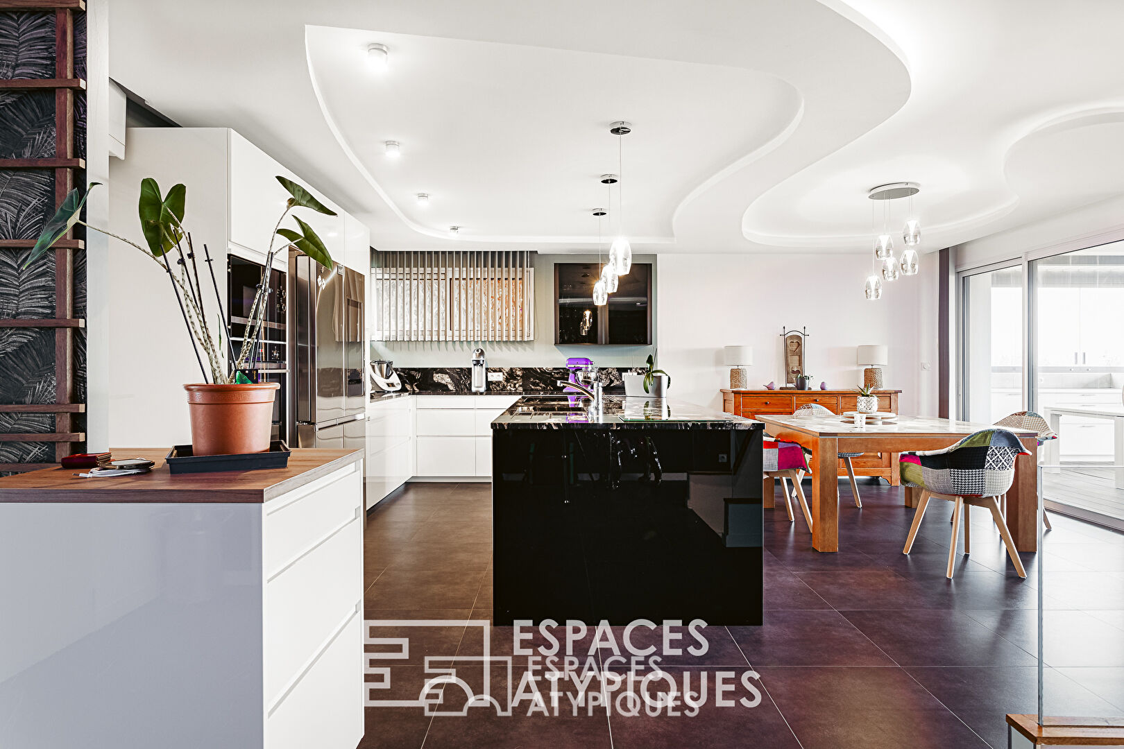 Contemporaine perchée aux prestations atypiques