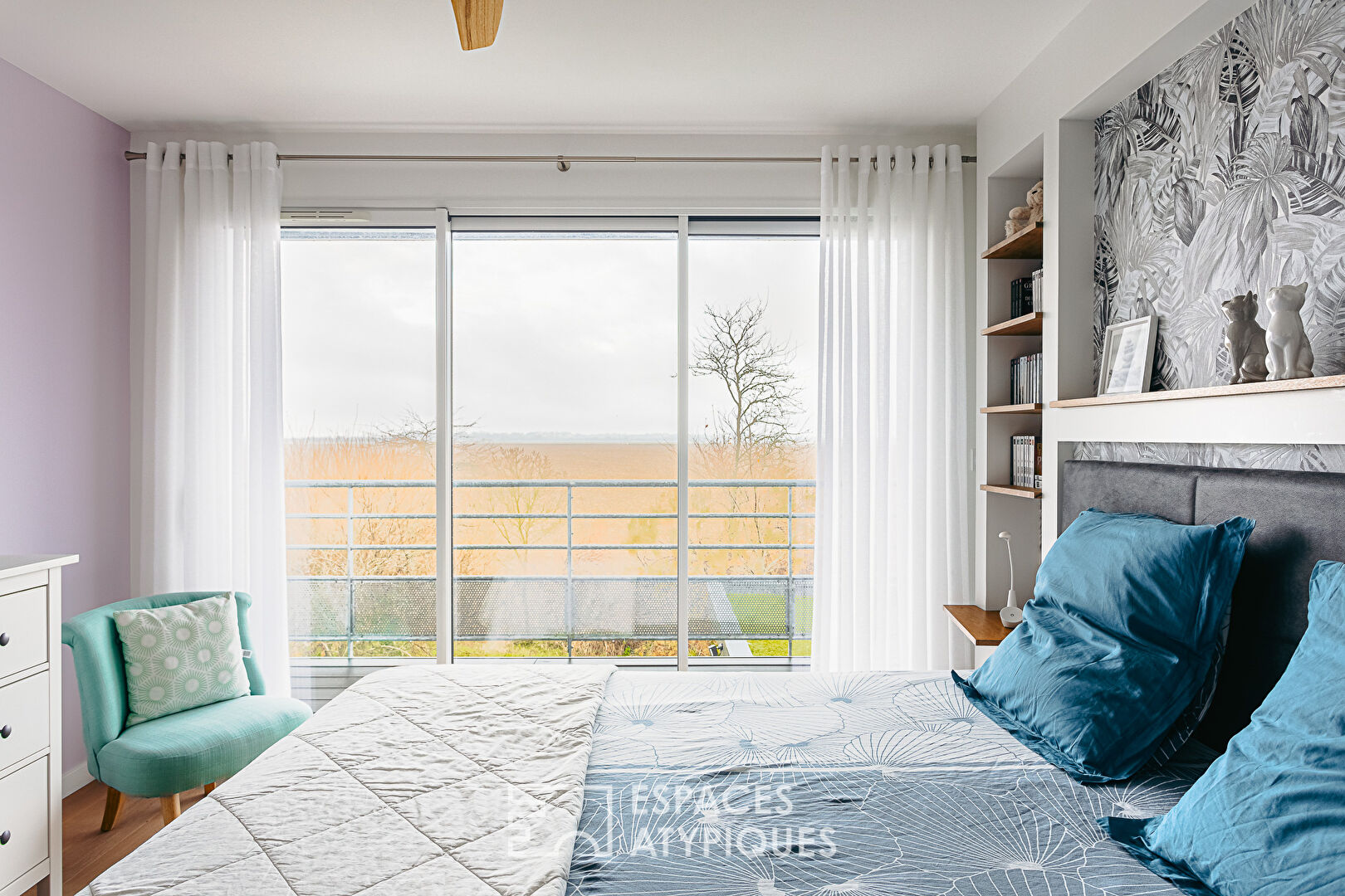 Contemporaine perchée aux prestations atypiques