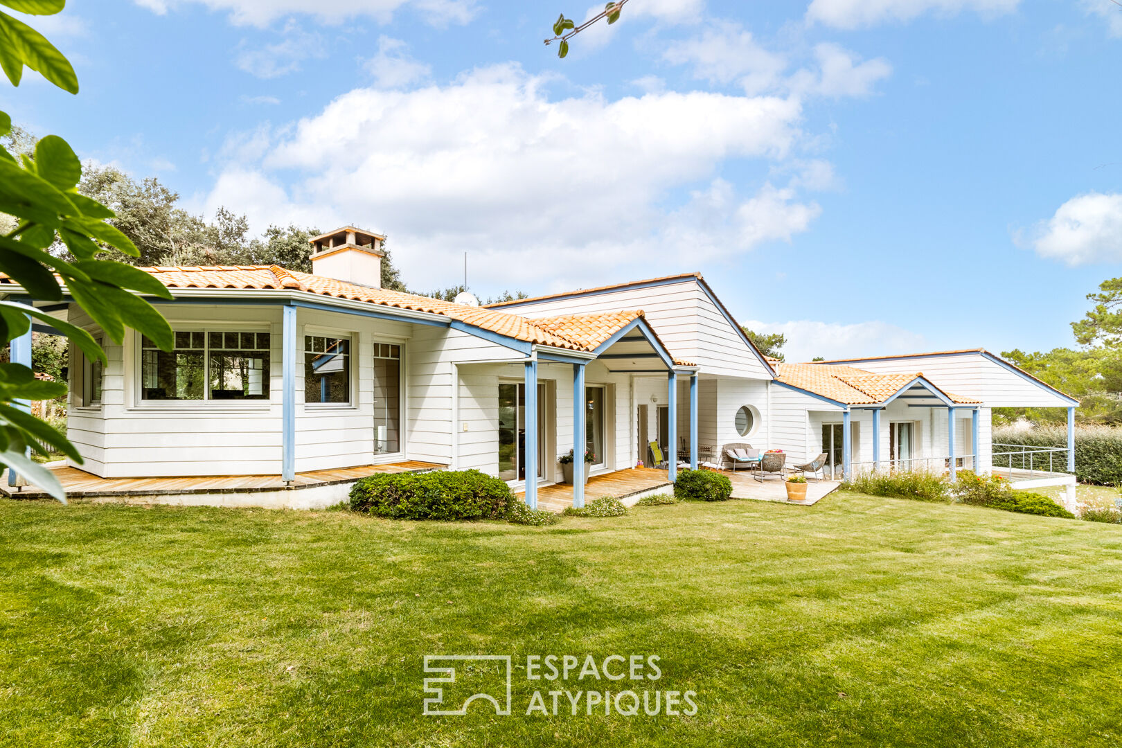 Contemporaine aux lignes furtives et son écrin de verdure proche des plages