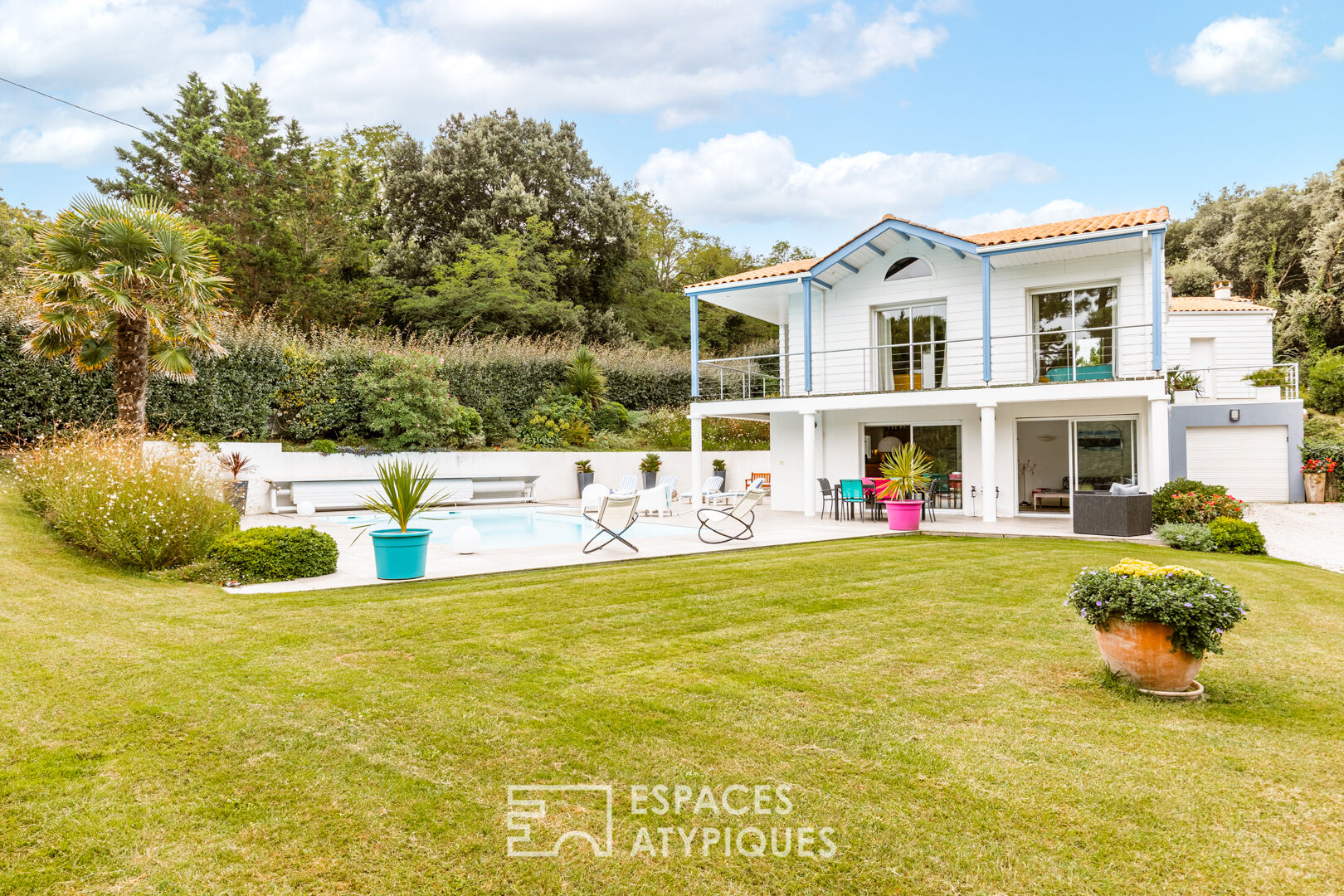 Contemporaine aux lignes furtives et son écrin de verdure proche des plages