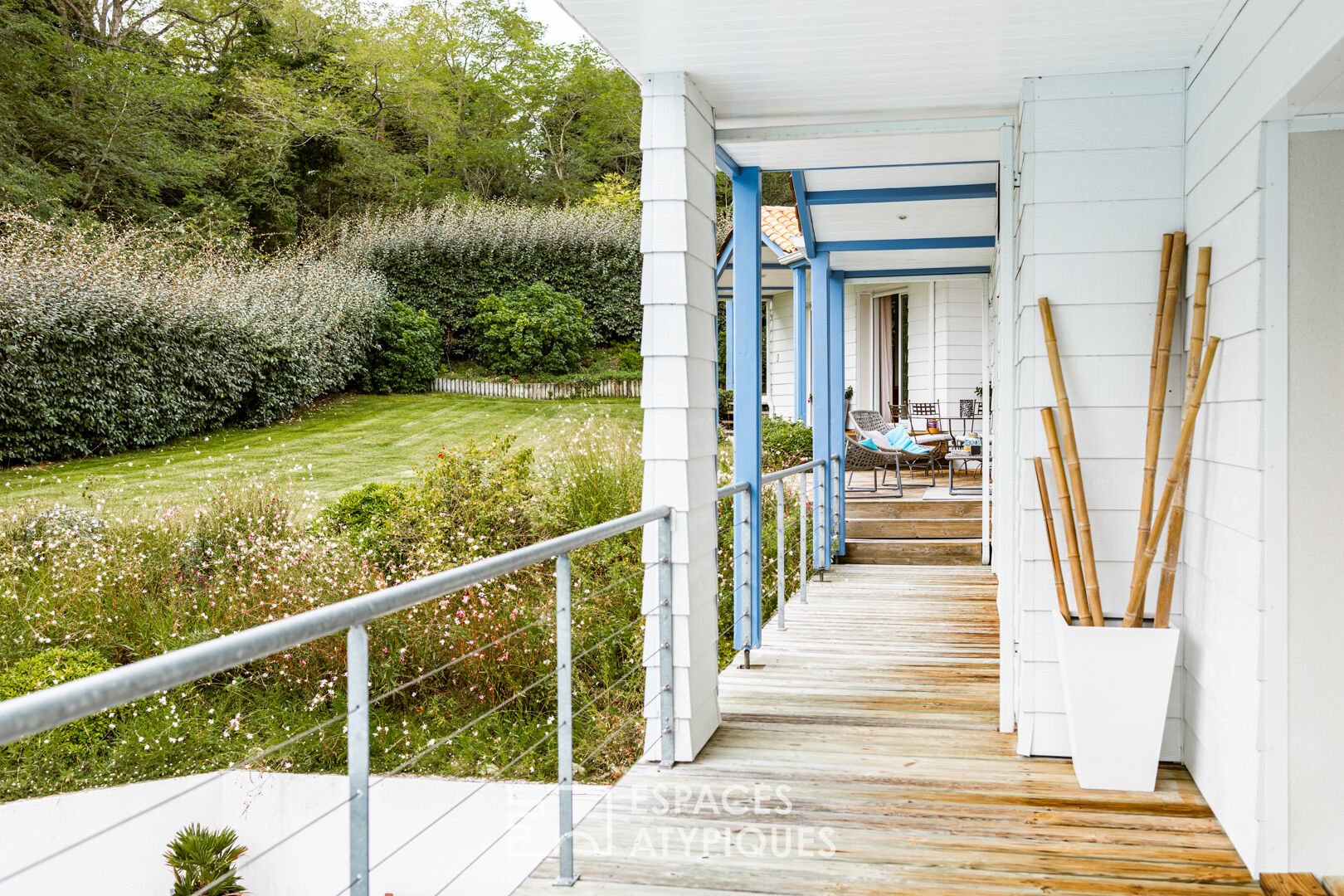 Contemporaine aux lignes furtives et son écrin de verdure proche des plages