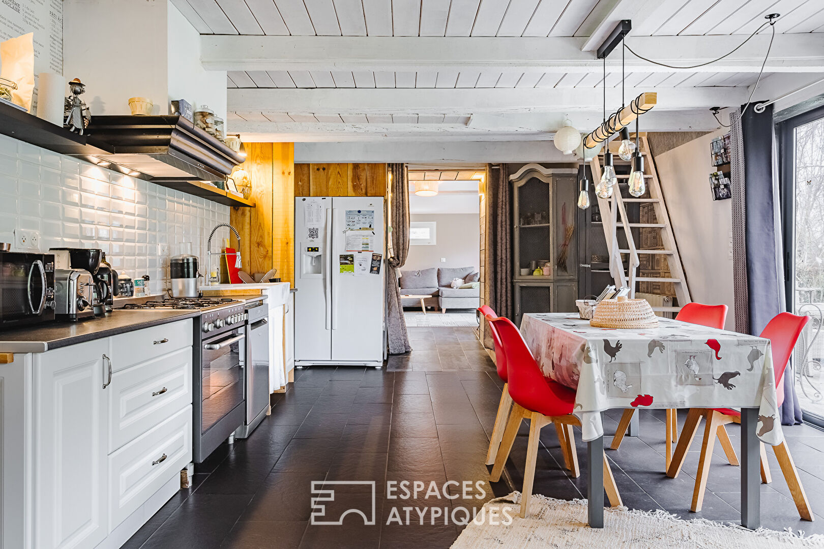 Charming house and its guest house with landscaped gardens