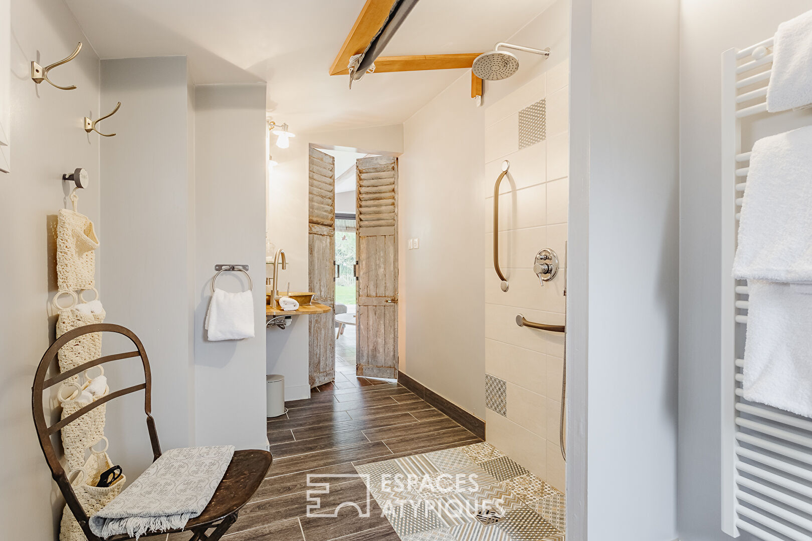 Charming house and its guest house with landscaped gardens