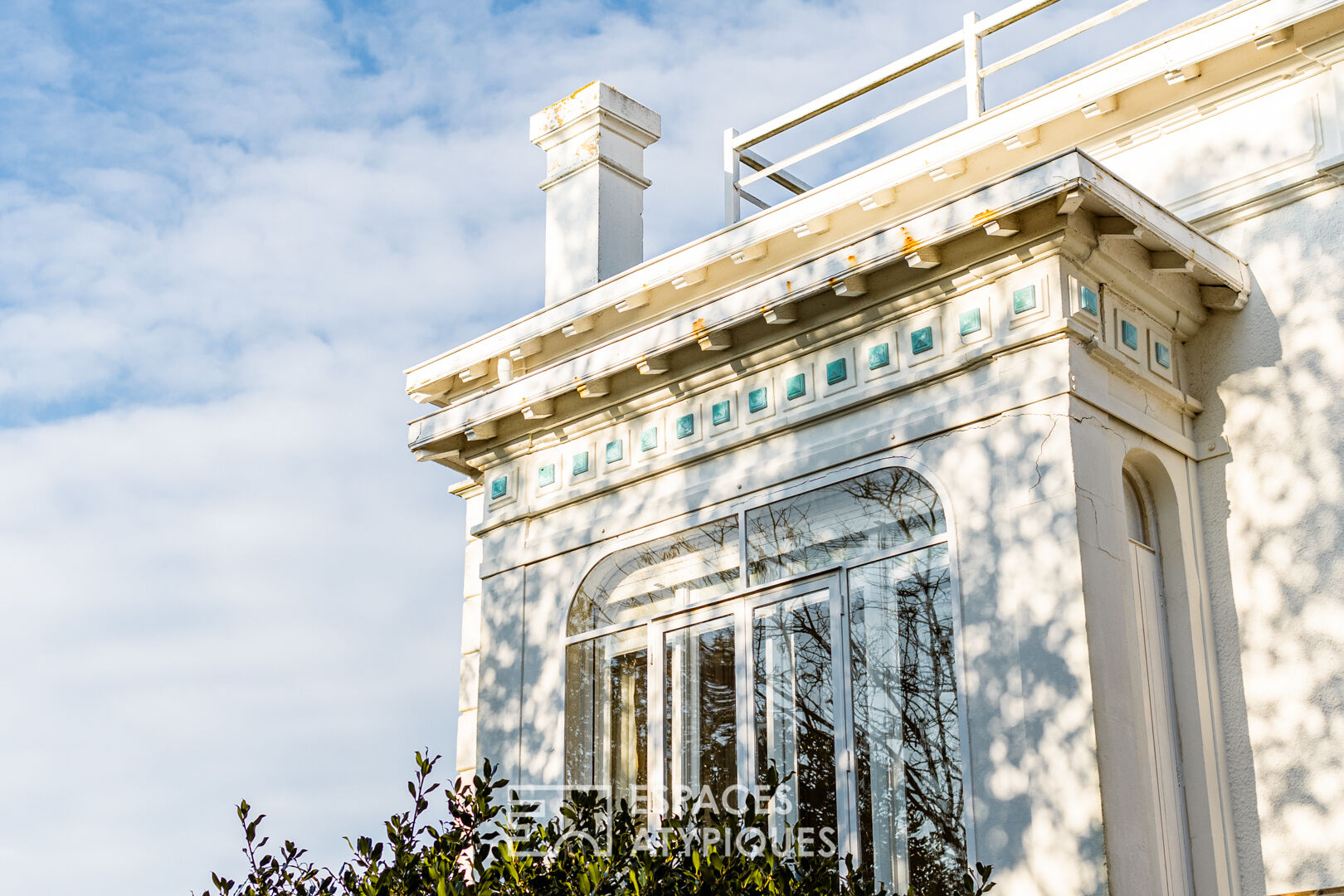 Late 19th century villa and its park close to the sea