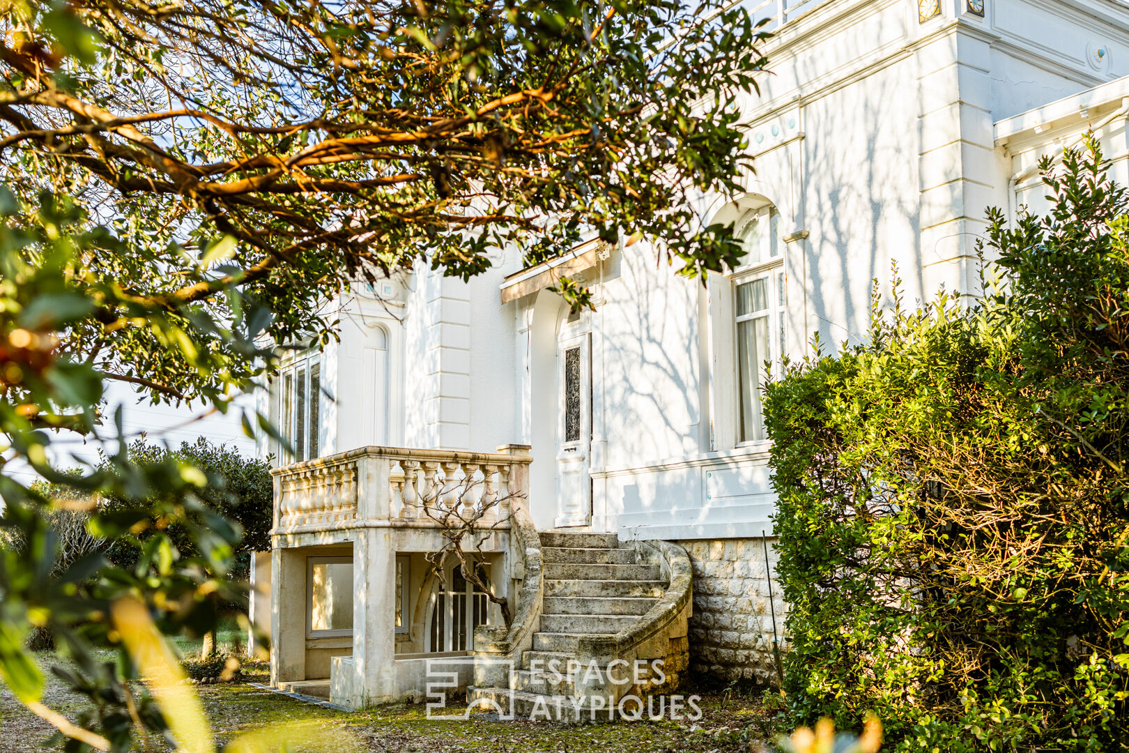 Villa fin XIXème et son parc à proximité immédiate de la mer