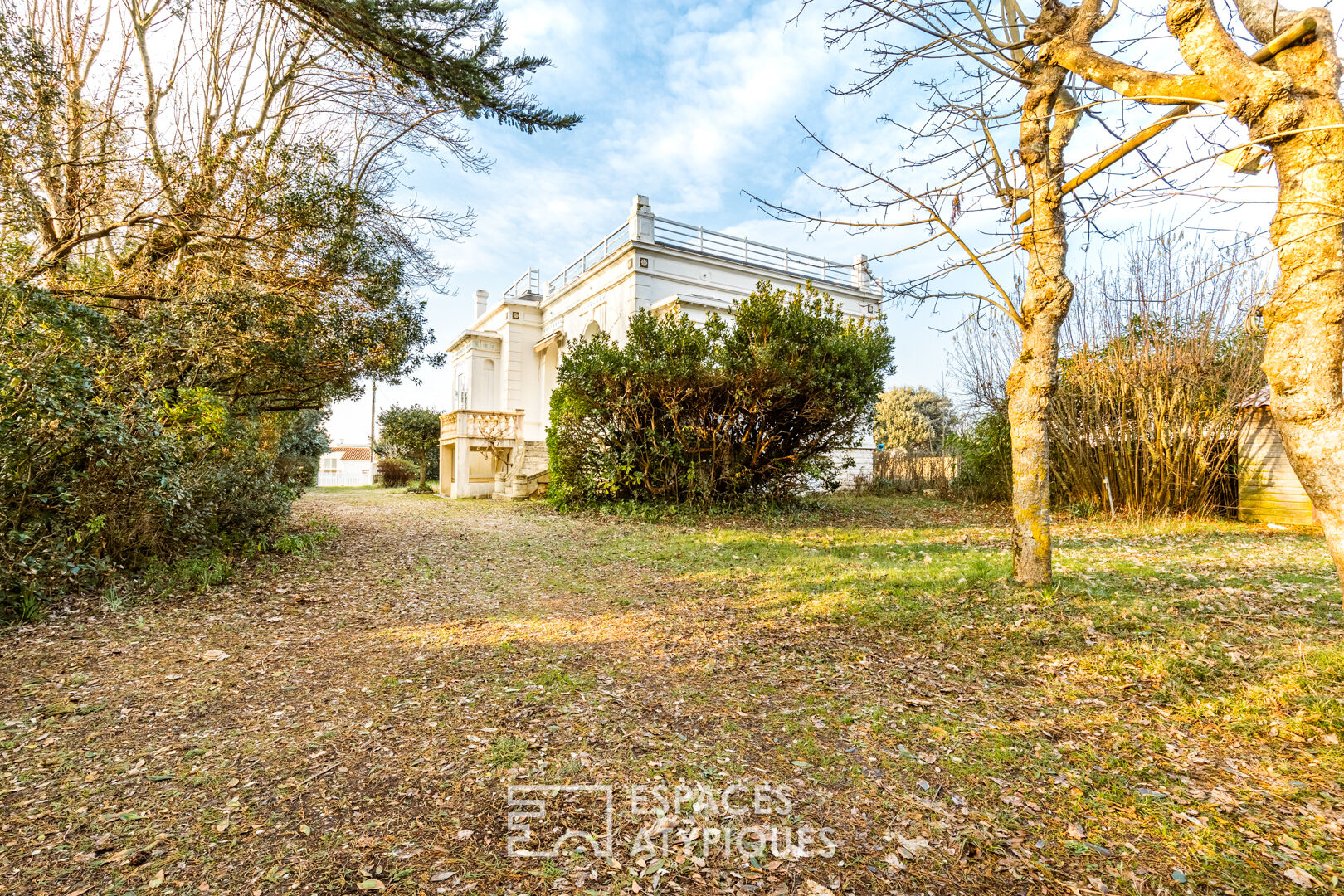 Late 19th century villa and its park close to the sea