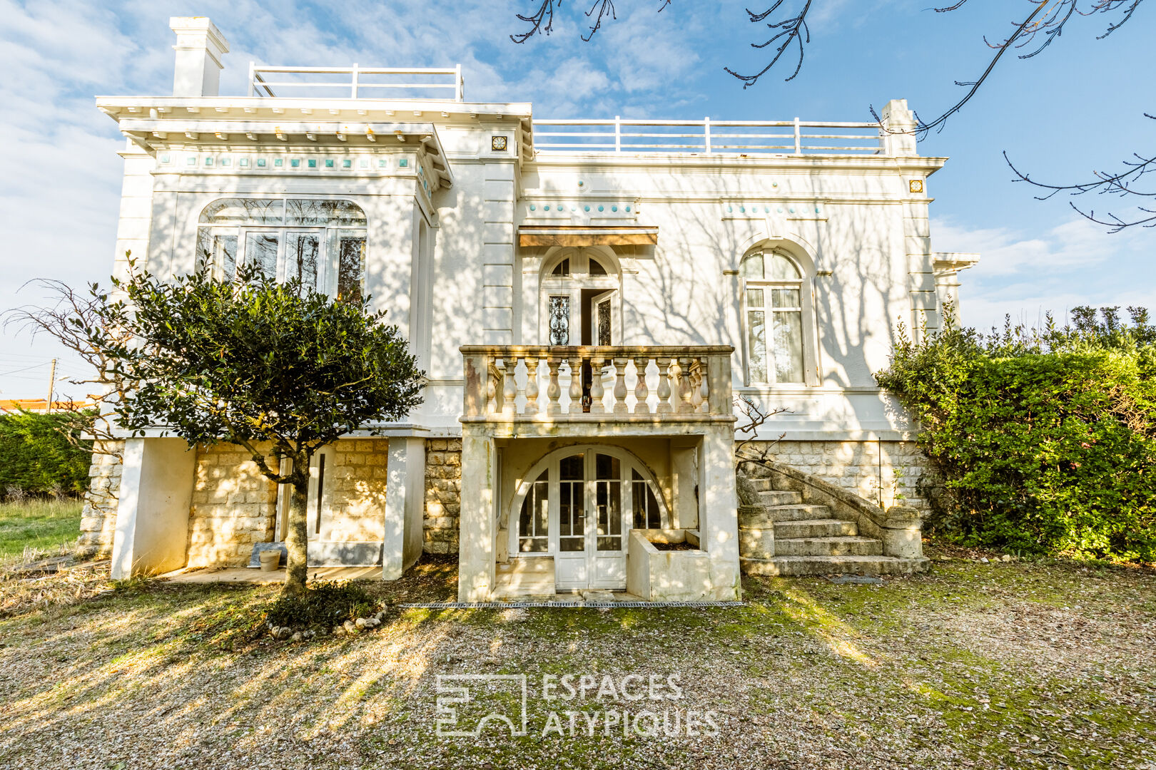Late 19th century villa and its park close to the sea