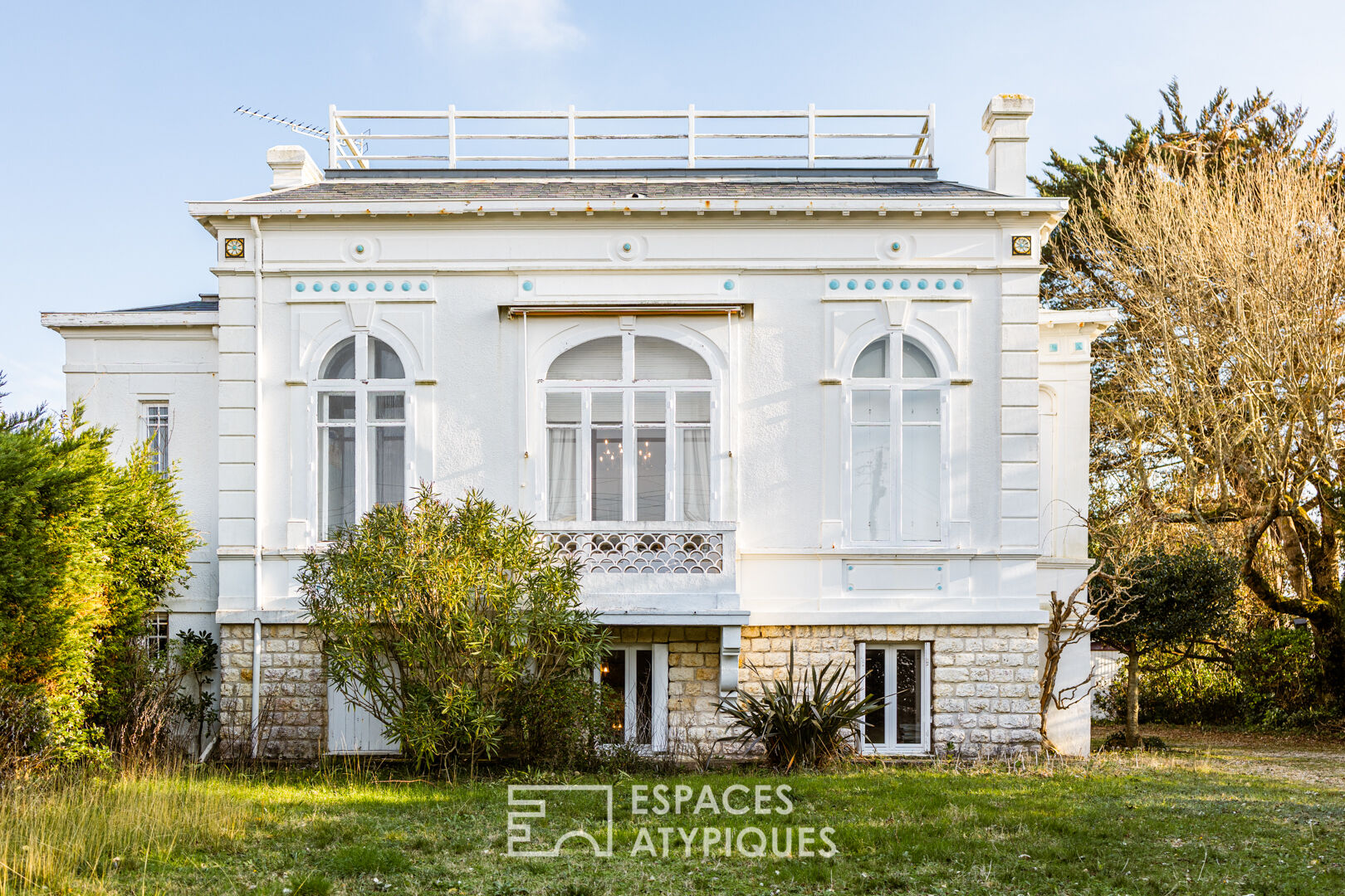 Late 19th century villa and its park close to the sea