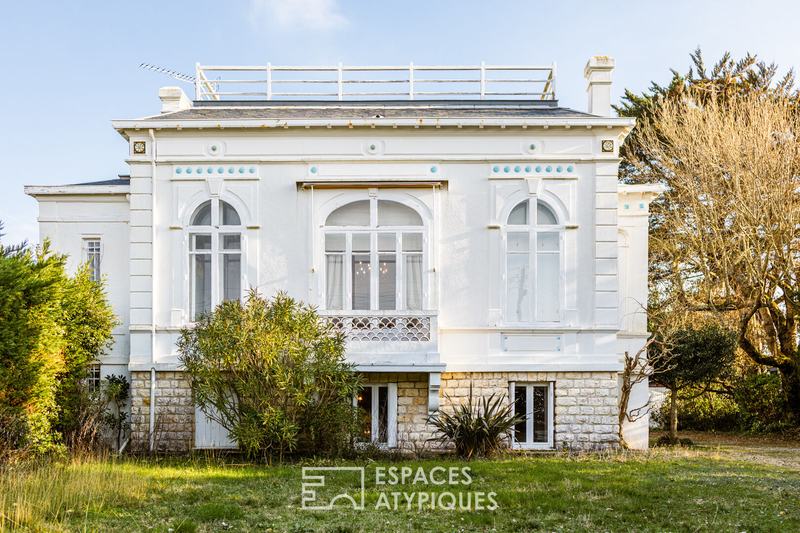 Villa fin XIXème et son parc à proximité immédiate de la mer