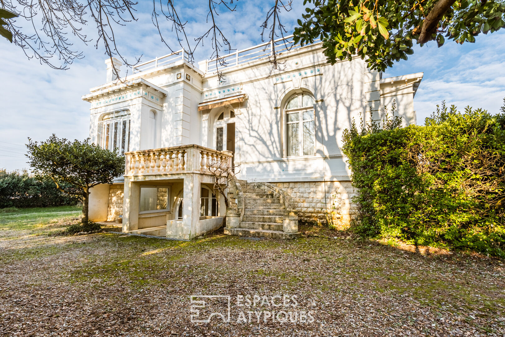 Late 19th century villa and its park close to the sea