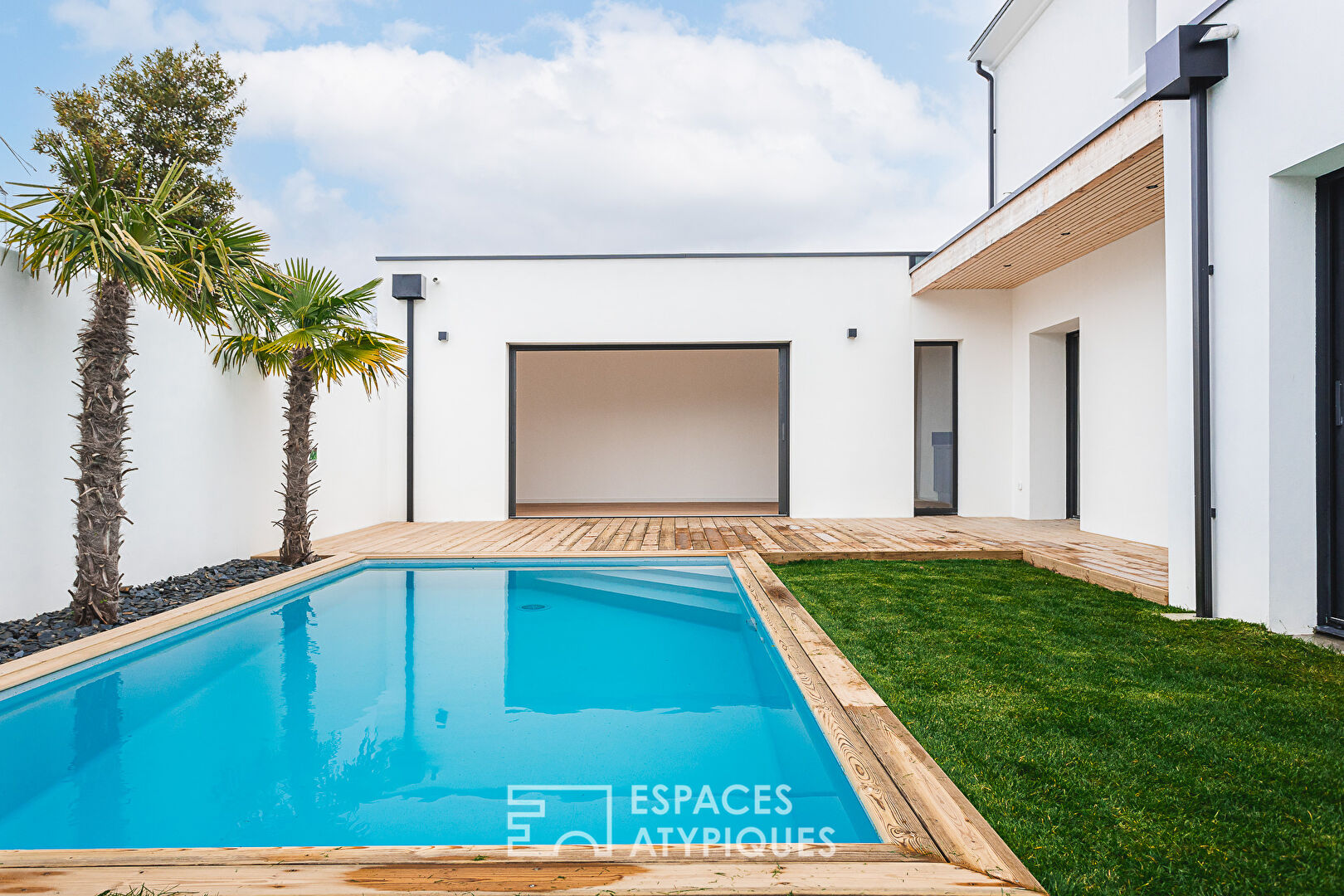 Contemporary with swimming pool in La Rochelle