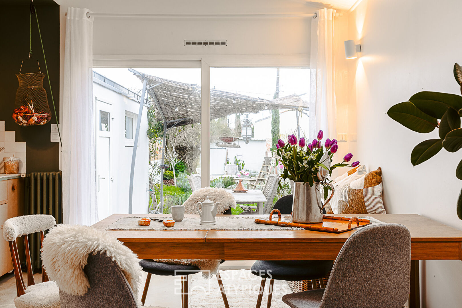 Shop with a bohemian spirit and its enclosed garden
