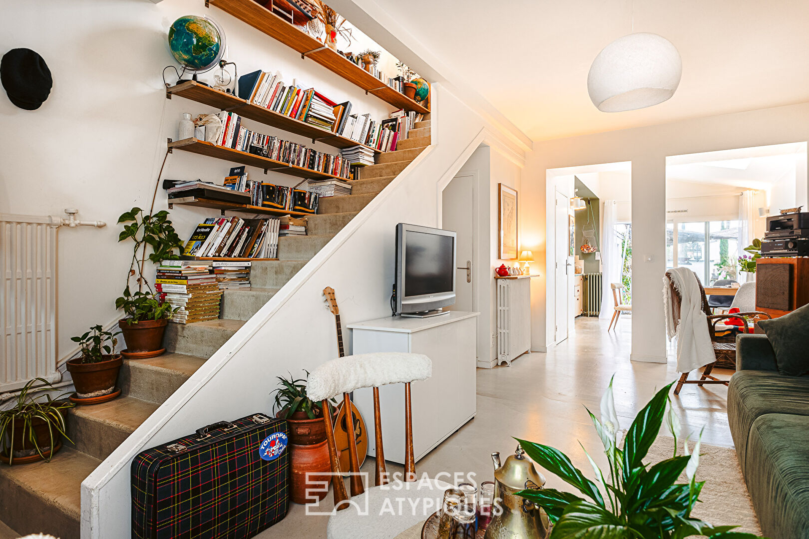 Shop with a bohemian spirit and its enclosed garden