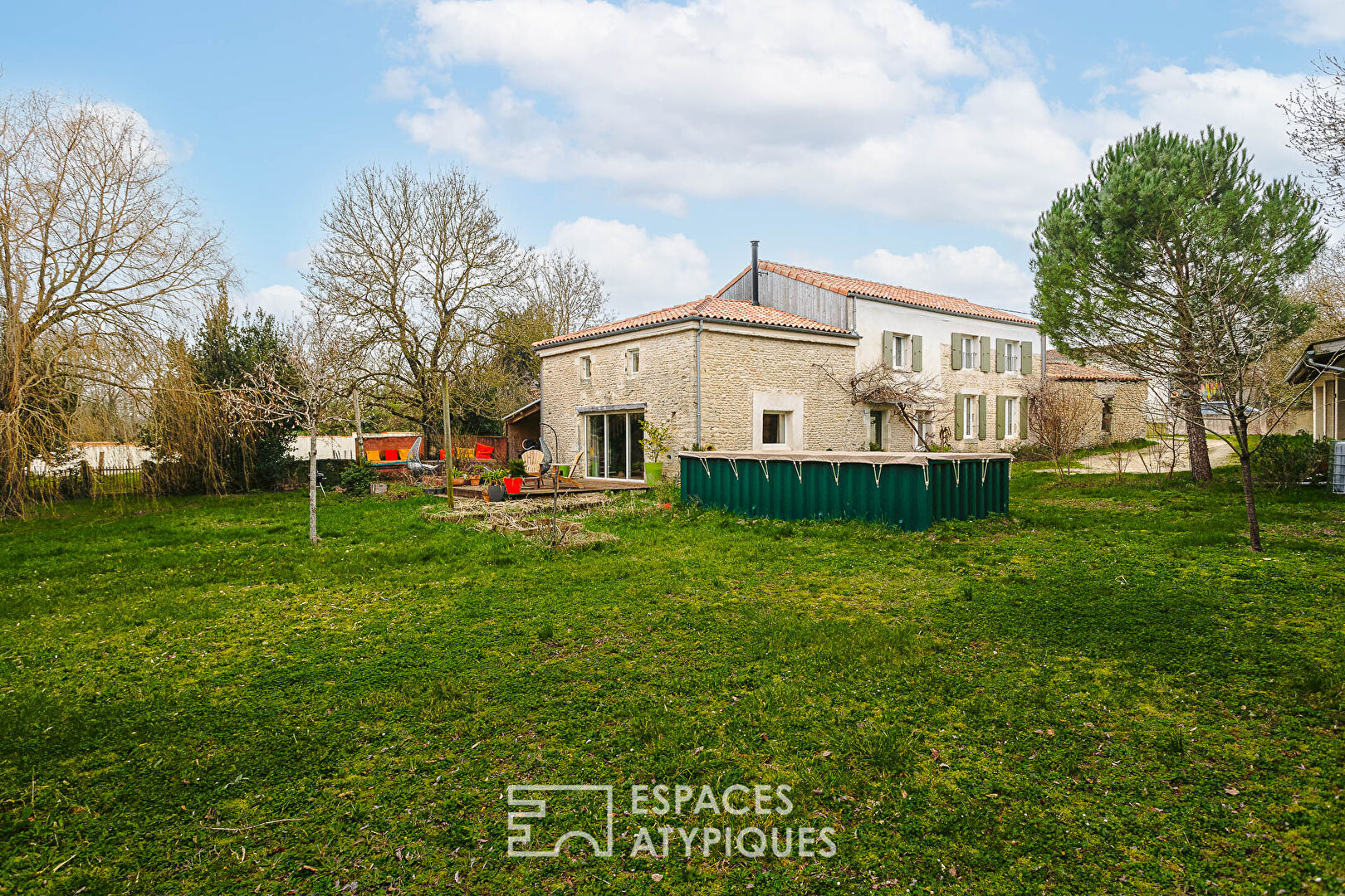 Charentaise rénovée au cadre bucolique