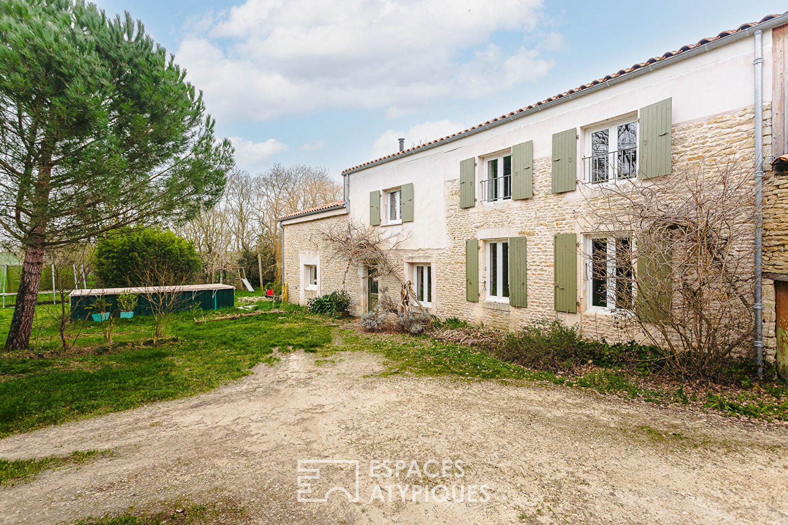 Renovated Charentaise in a bucolic setting