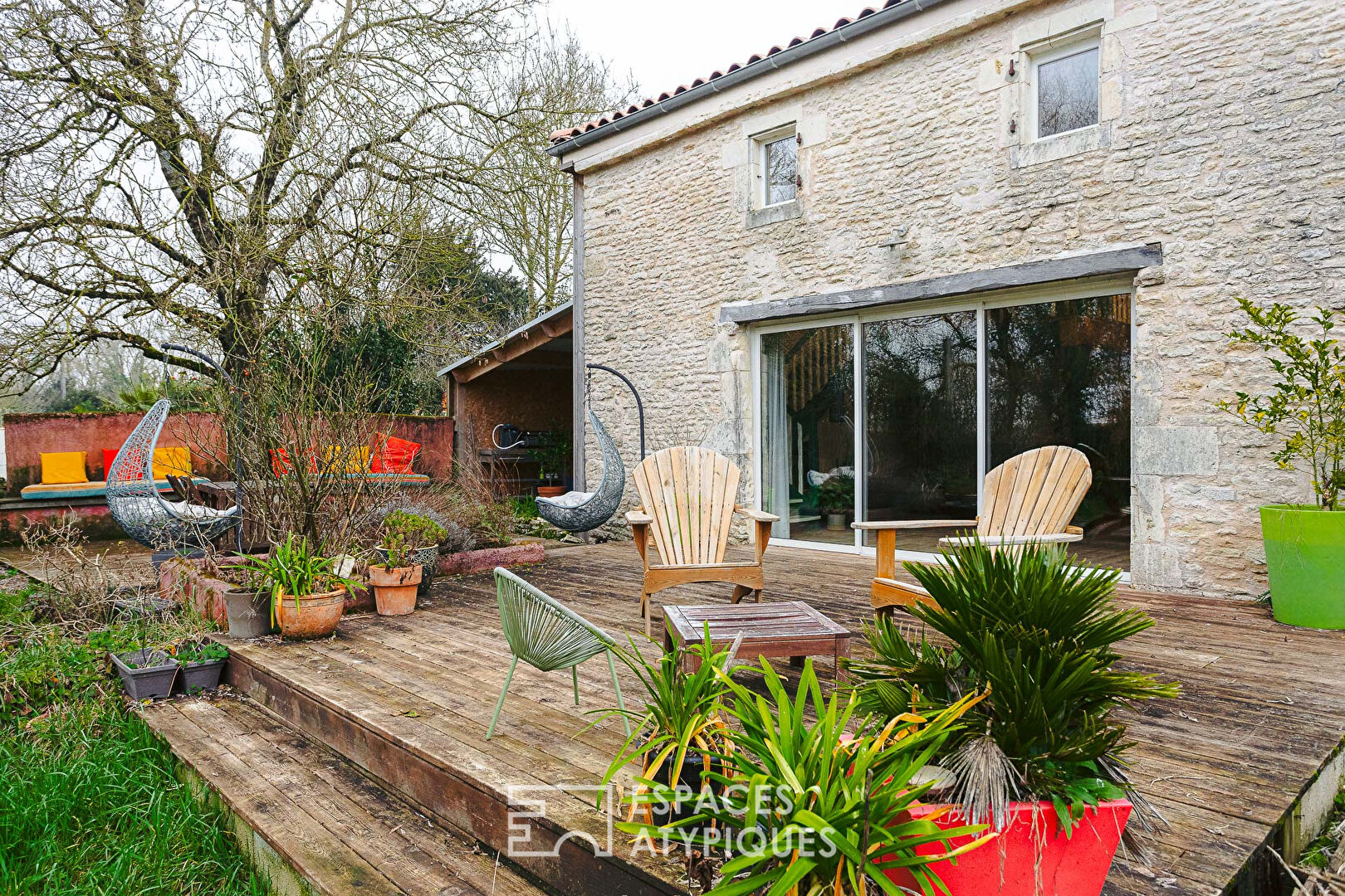 Renovated Charentaise in a bucolic setting