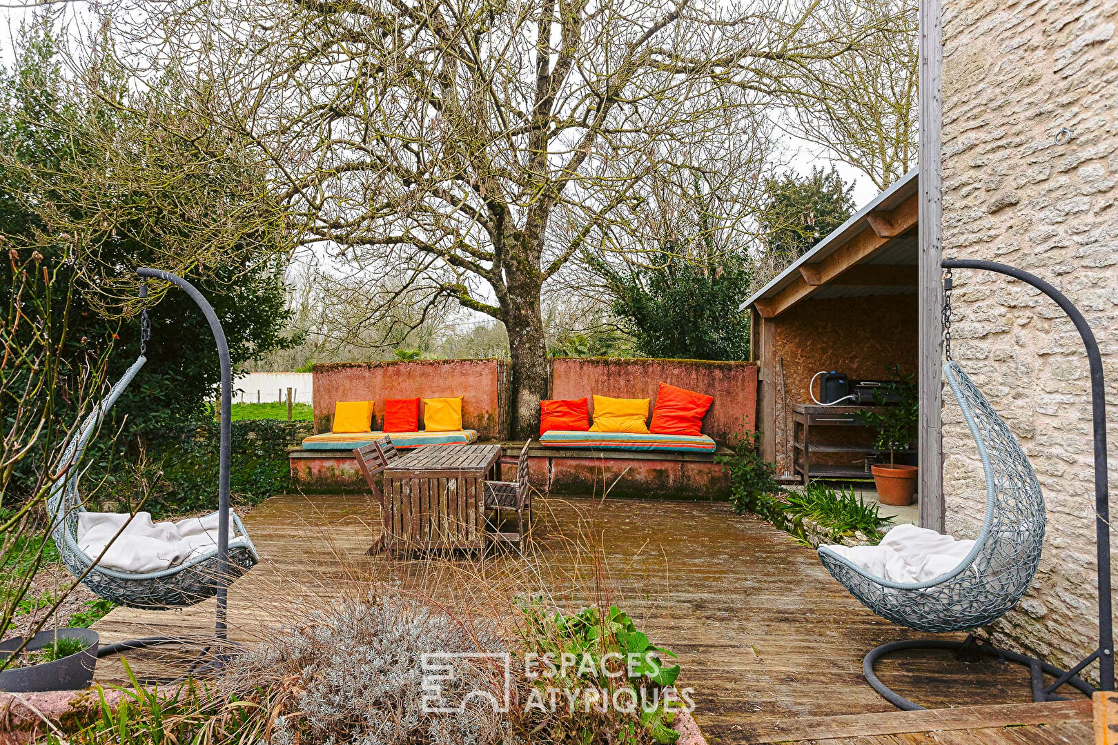 Renovated Charentaise in a bucolic setting