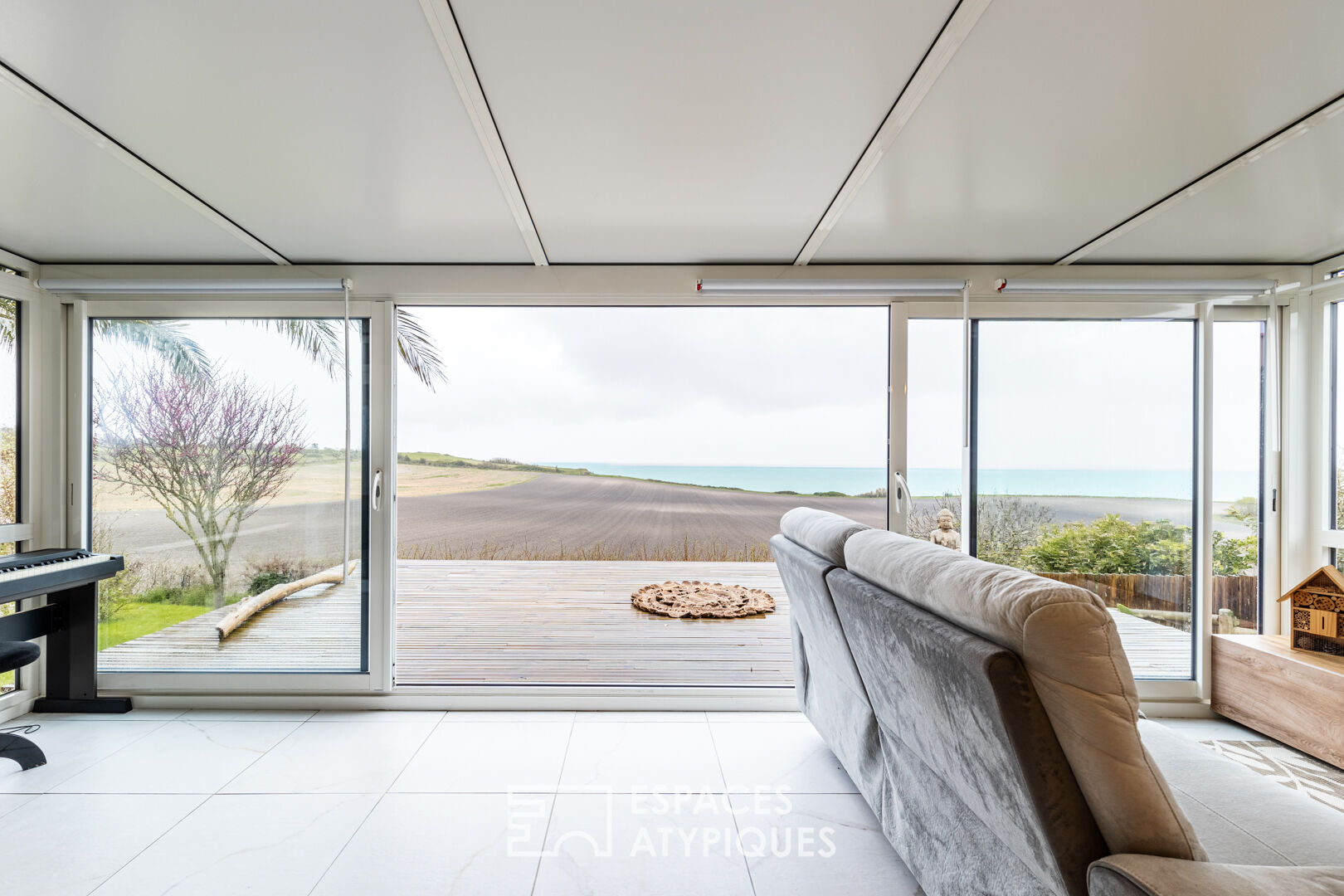 Contemporary house with panoramic view of the estuary