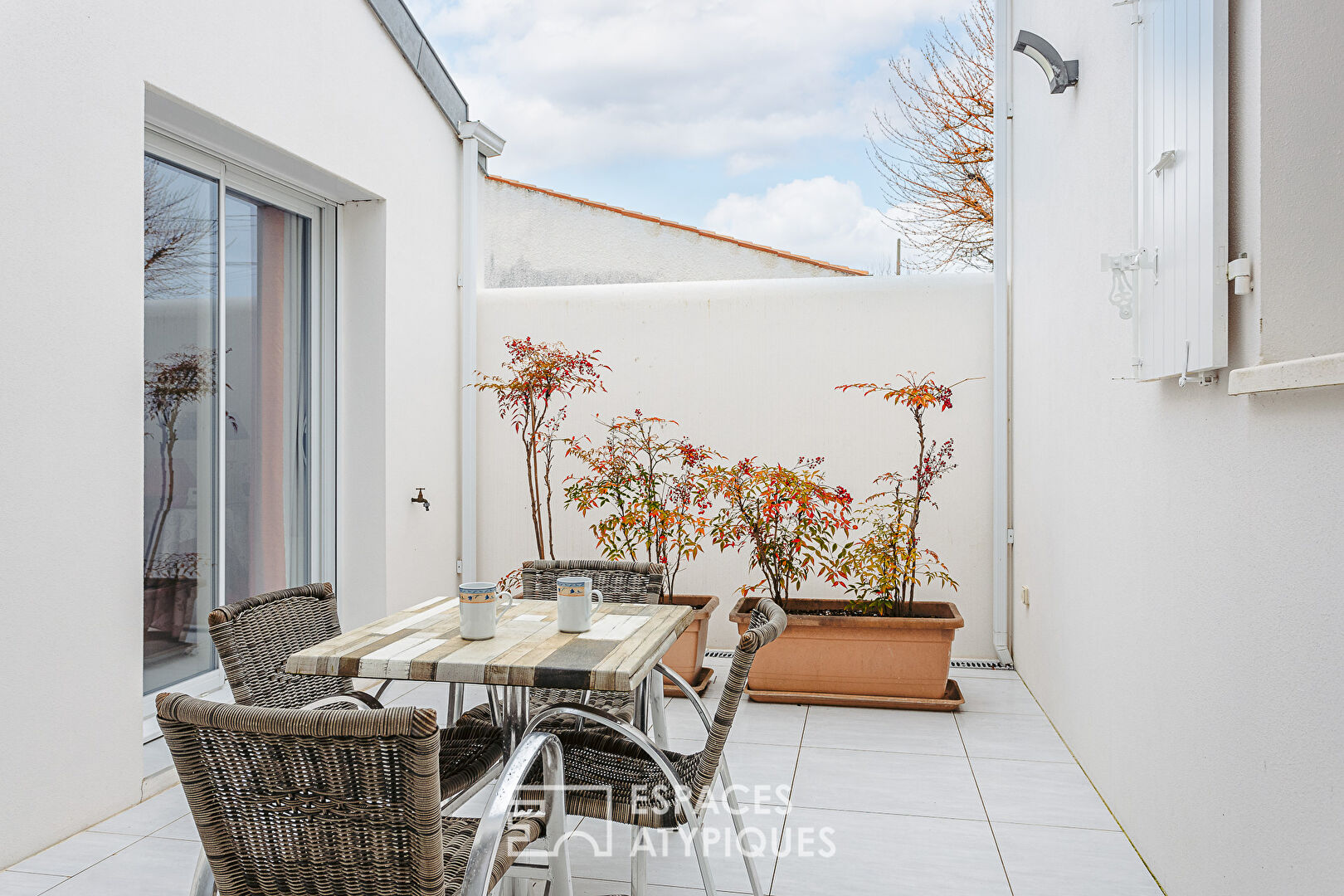 Neat contemporary 400 meters from the beach