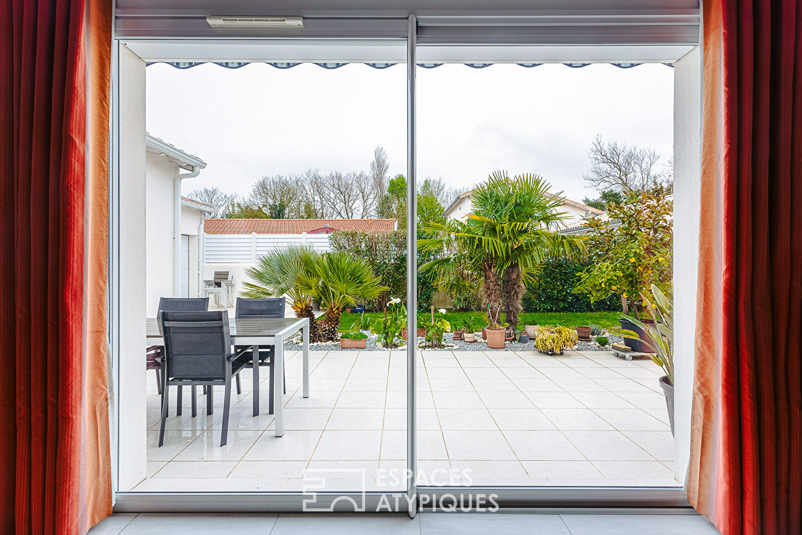 Neat contemporary 400 meters from the beach