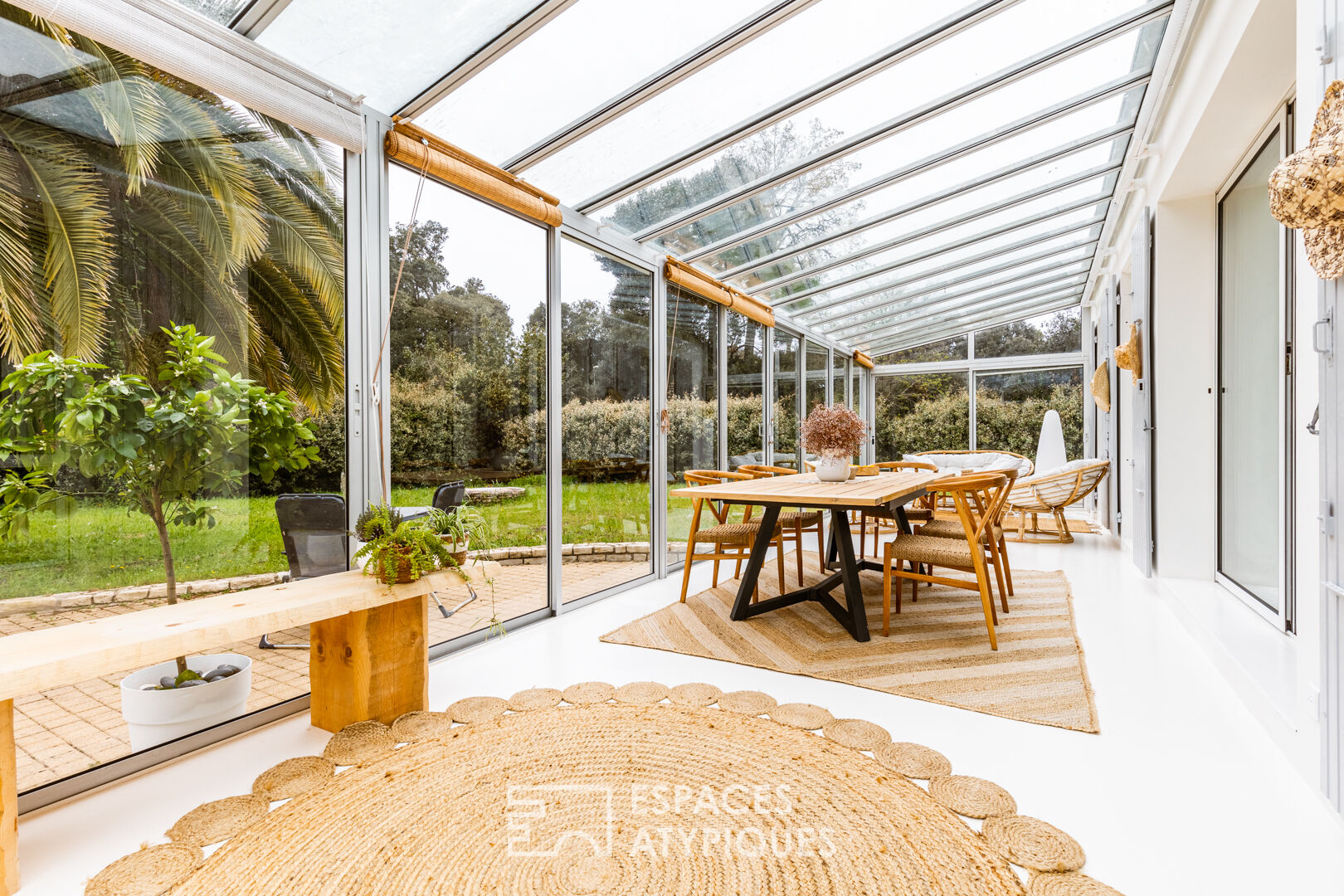 Villa des années 60 revisitée dans un écrin de verdure, plage à pied