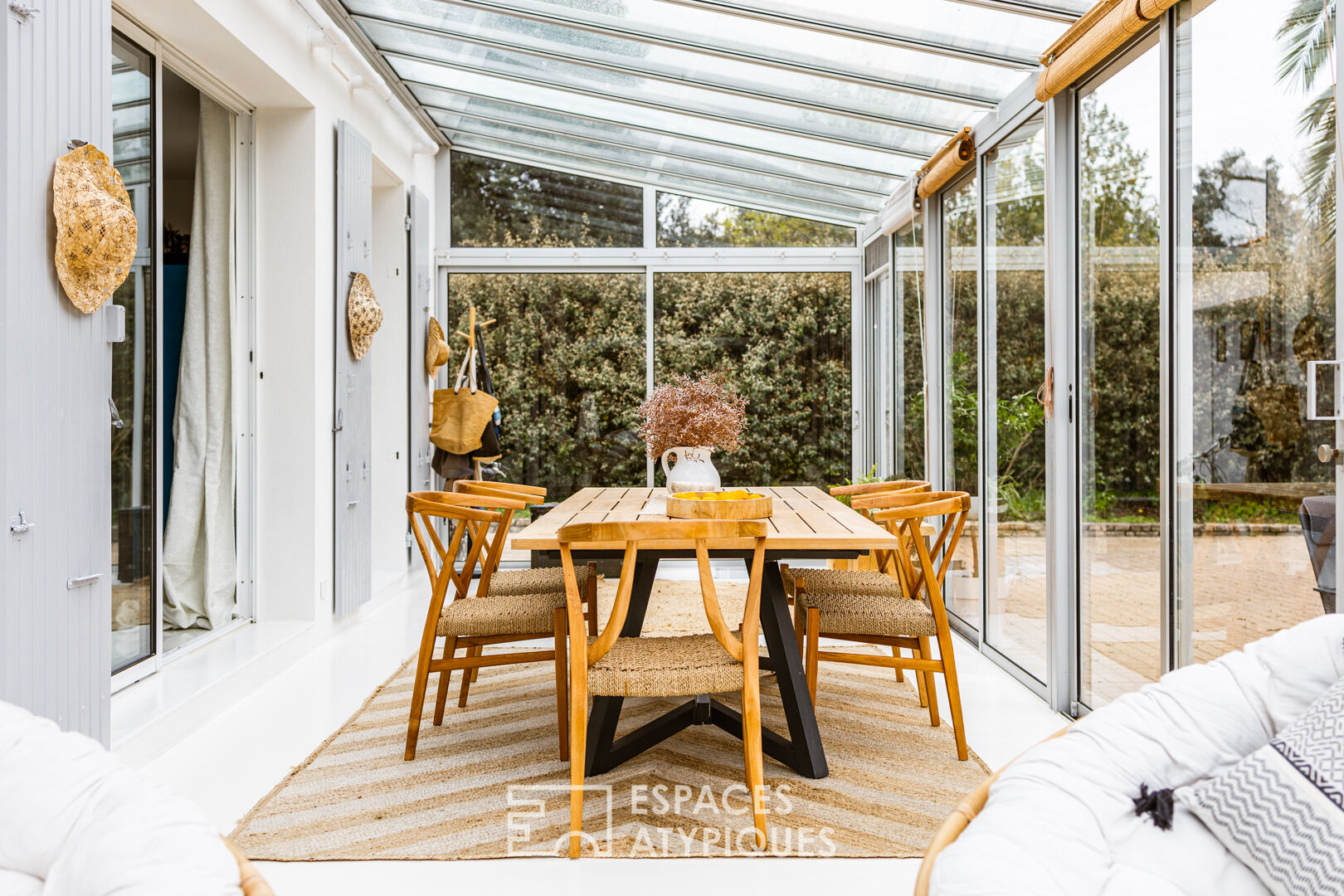 Villa des années 60 revisitée dans un écrin de verdure et à 30 m de la plage