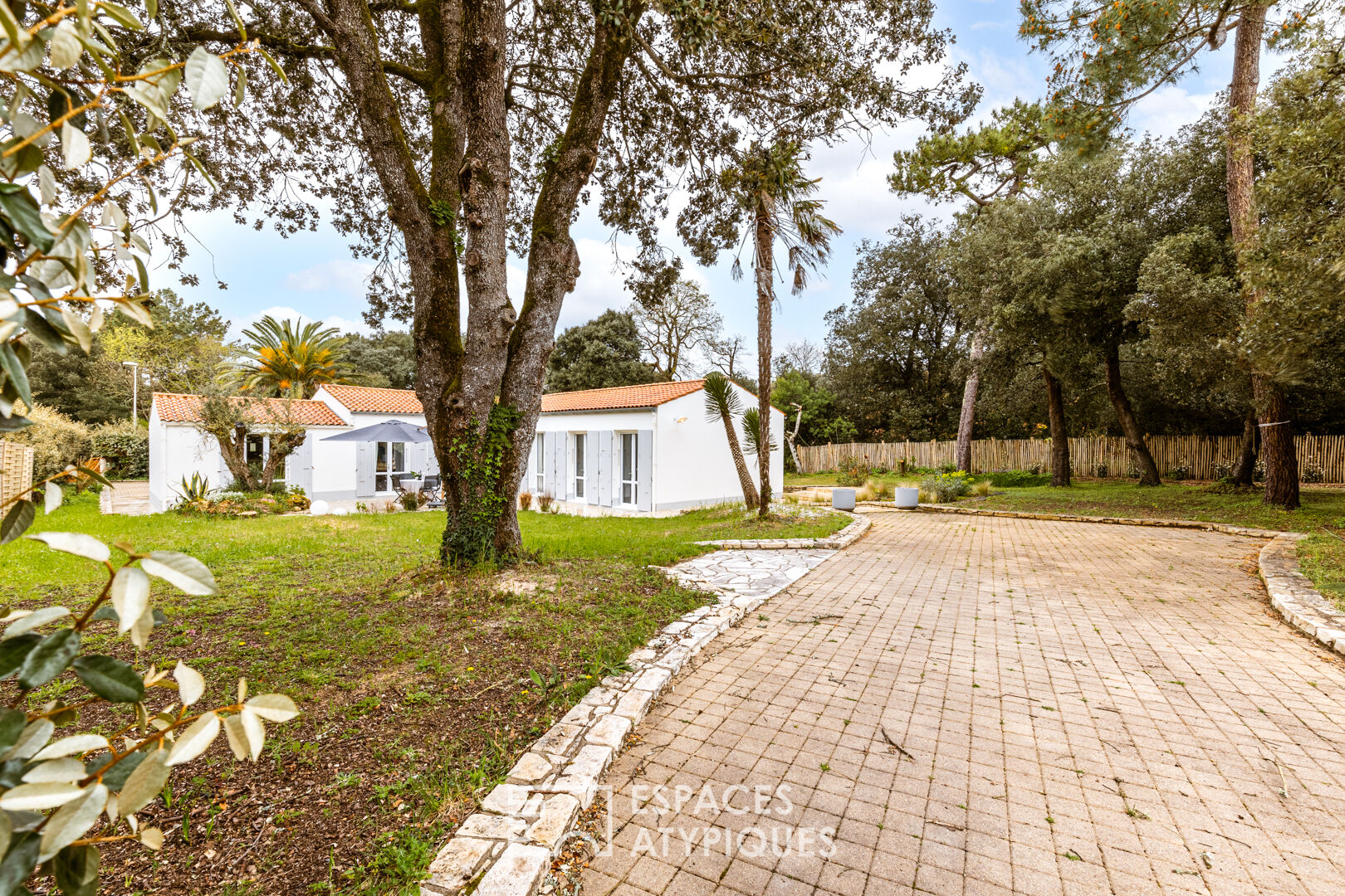 Villa from the 60s revisited in a green setting and 30 m from the beach