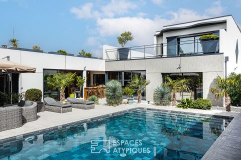 Exceptional contemporary and its studios with sea access
