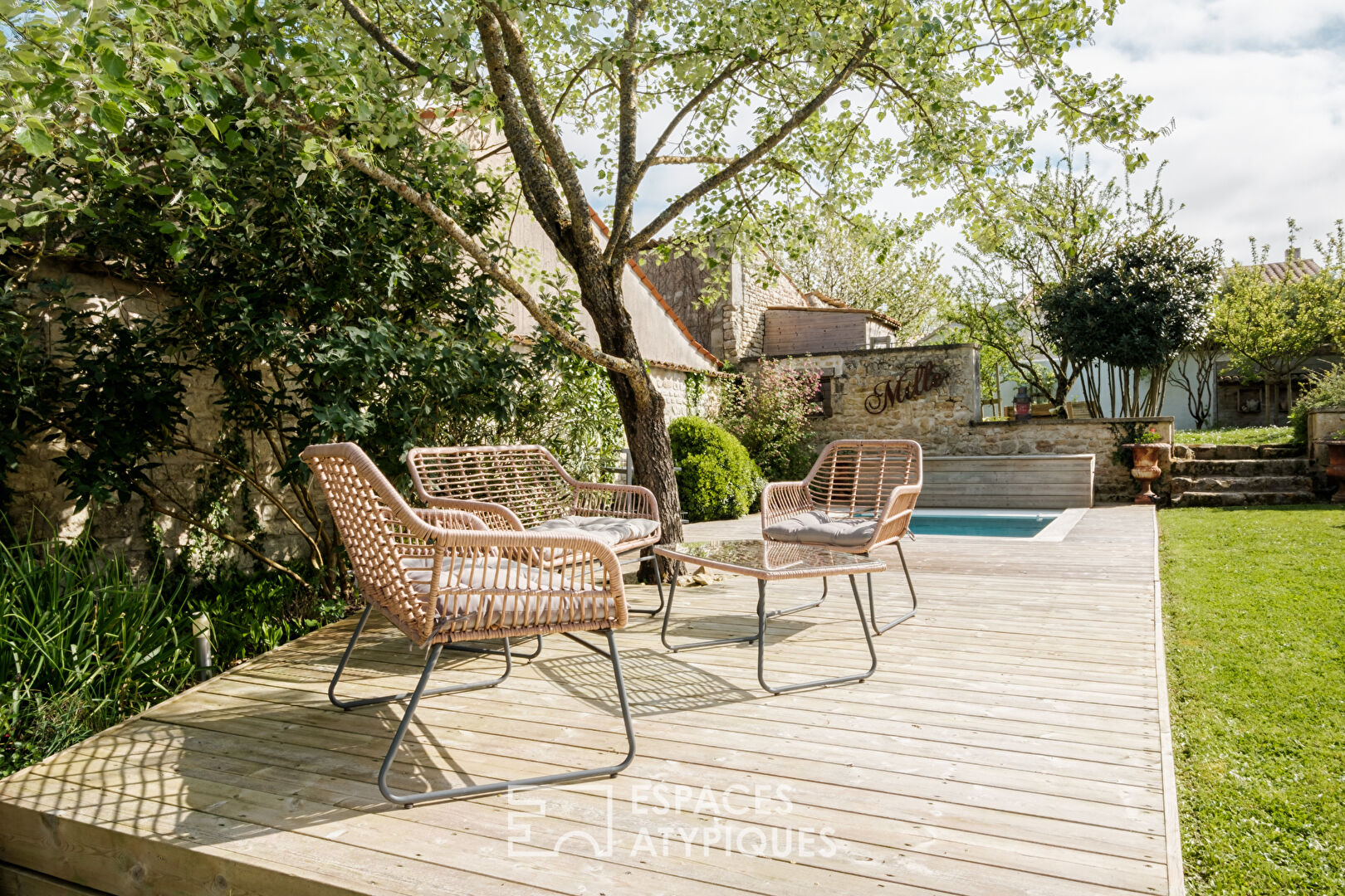 Maison de caractère rénovée et son jardin paysagé