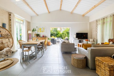 Bright villa a stone’s throw from the beach