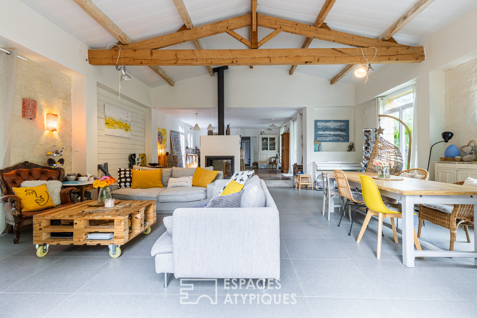 Bright villa a stone’s throw from the beach
