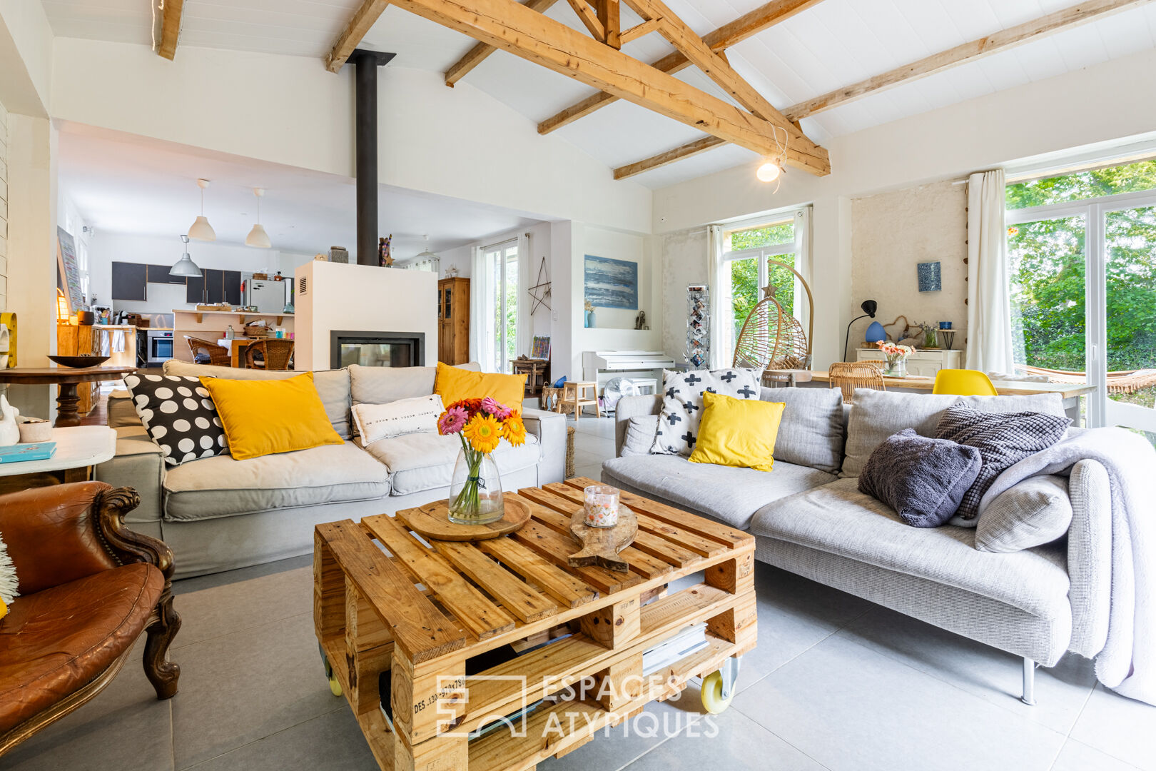 Bright villa a stone’s throw from the beach