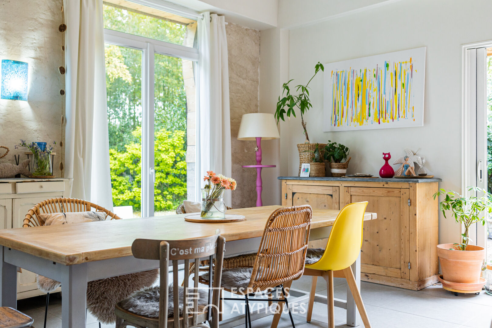 Bright villa a stone’s throw from the beach
