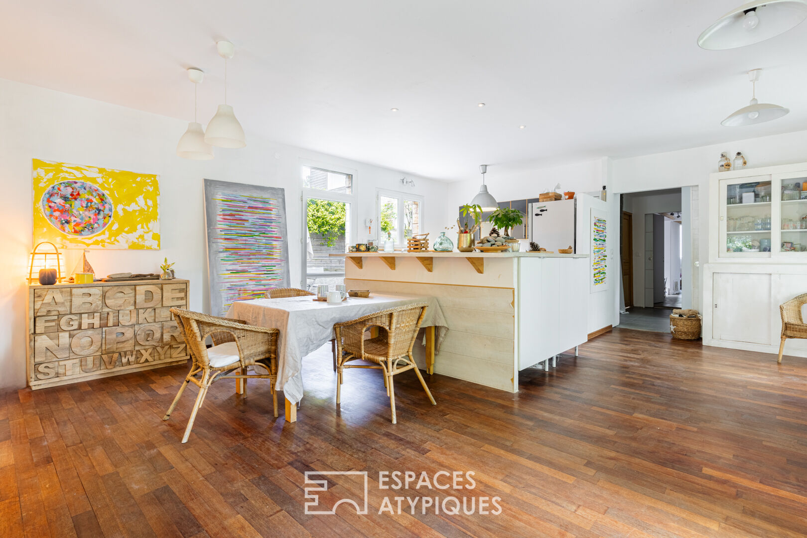 Bright villa a stone’s throw from the beach